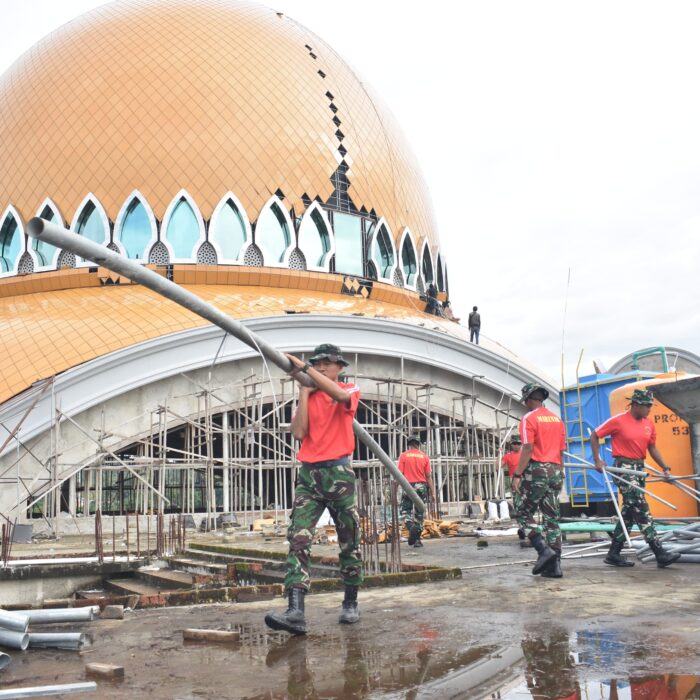 Bakti Tanpa Pamrih, Prajurit Petarung Pasmar 3 Gotong Royong Bangun Masjid Al-Akbar Kota Sorong